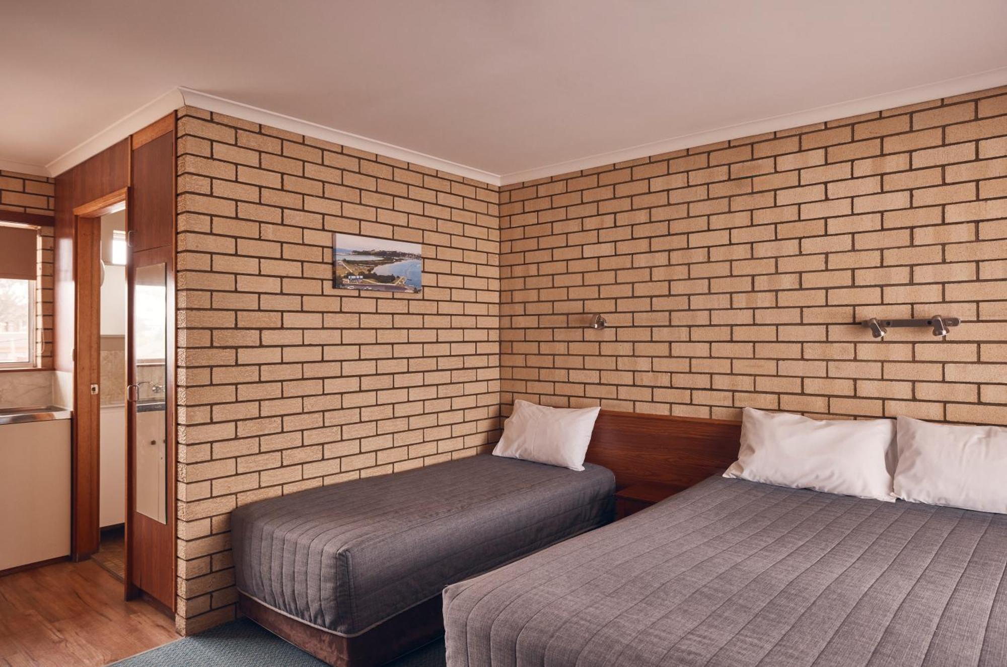 Coastal Comfort Motel Нарума Экстерьер фото